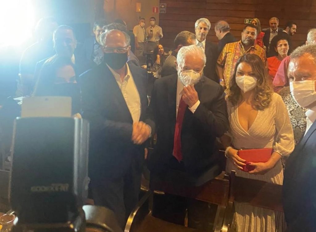 Em jantar em São Paulo, Alckmin e Lula se reúnem com aliados e entusiastas de uma possível aliança. Eles tiram foto no restaurante cheio, acompanhados por suas esposas, sendo fotografados - Metrópoles