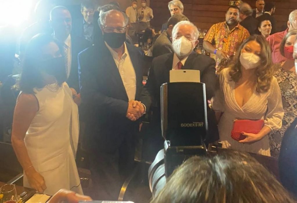 Em jantar em São Paulo, Alckmin e Lula se reúnem com aliados e entusiastas de uma possível aliança. Eles tiram foto no restaurante cheio, acompanhados por suas esposas, sendo fotografados - Metrópoles