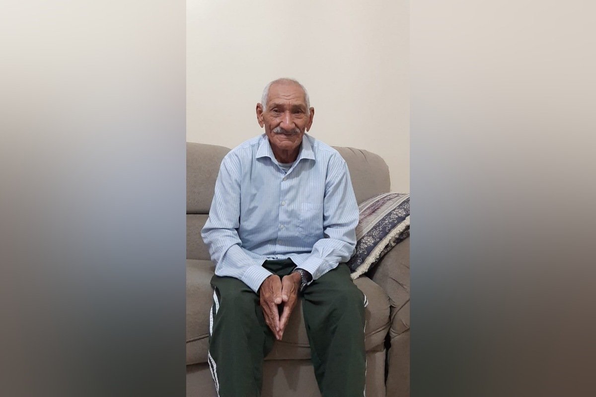 Homem sentado em sofá