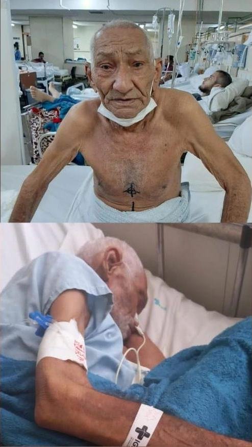Homem sentado em cama e homem dormindo em casa
