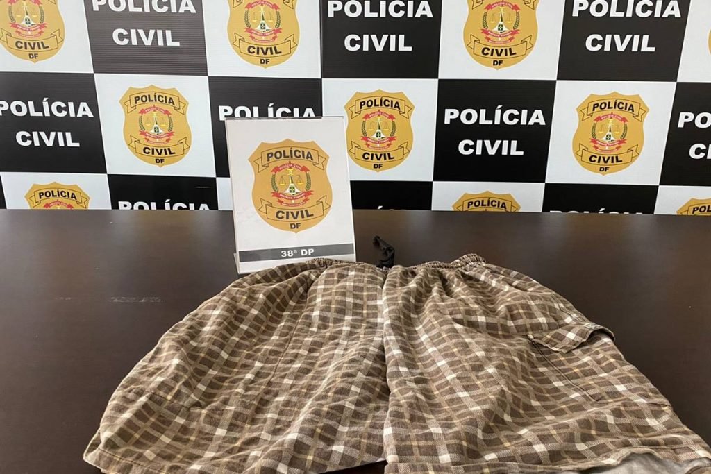 Bermuda em cima de mesa