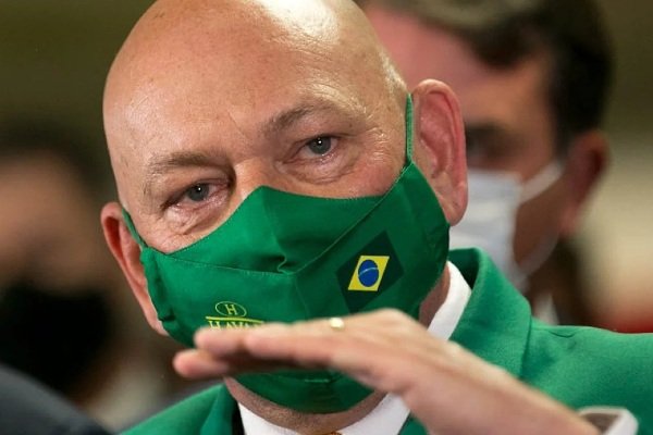 Fotografia colorida. Luciano Hang depõe na CPI