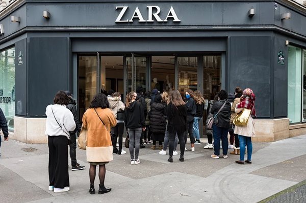 Loja Zara com fila para entrada
