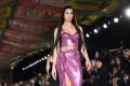 Dua Lipa no desfile da Versace