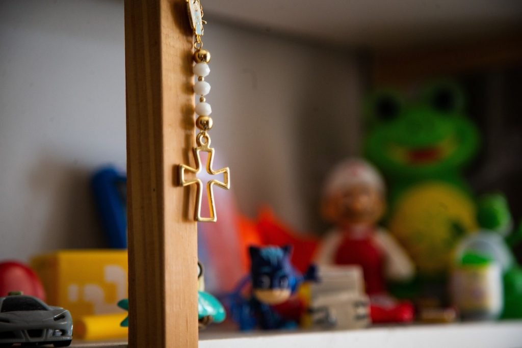 Religioso, Leniel Borel, pai de Henry,mantém crucifixo na cama do menino