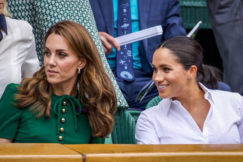 Fotografia colorida. Kate e Meghan são fotografas lado a lado sentadas em evento