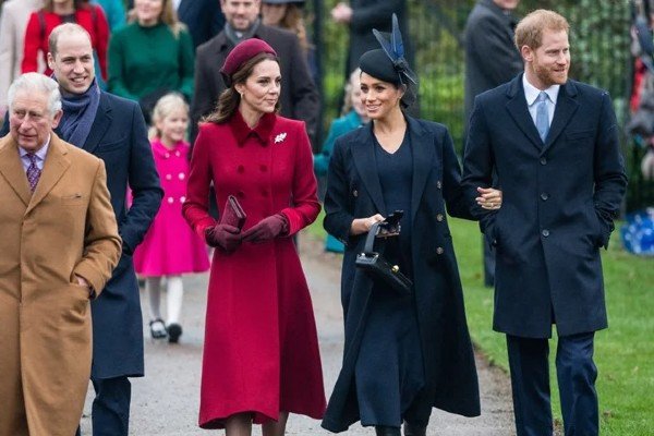 Fotografia colorida. Príncipe Charles com os dois filhos e as noras, Kate Middleton e Meghan Markle
