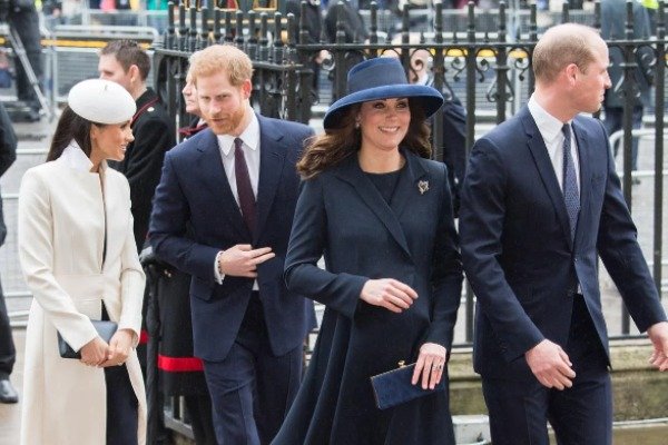 Fotografia colorida. Os duques de Sussex, Meghan e Harry, com os Cambridges, Kate e William