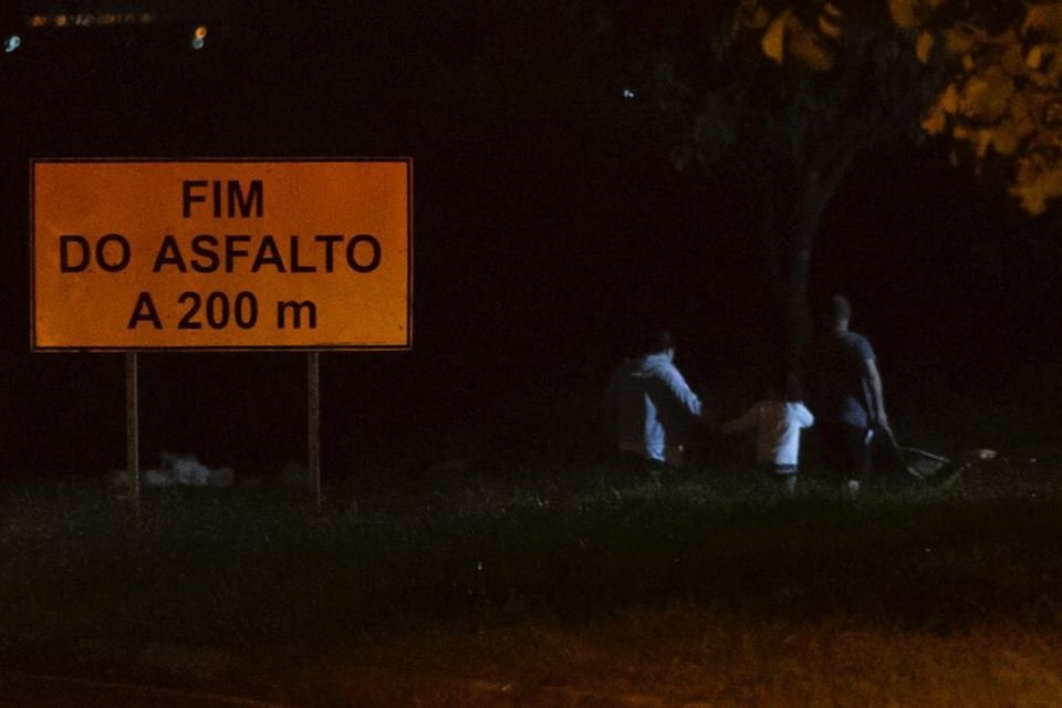 Placa na cor laranja com os dizeres: fim do asfalto