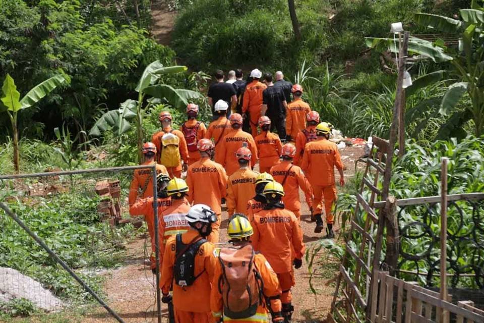 Bombeiros levam corpos de mãe e filhas encontradas mortas em córrego no DF