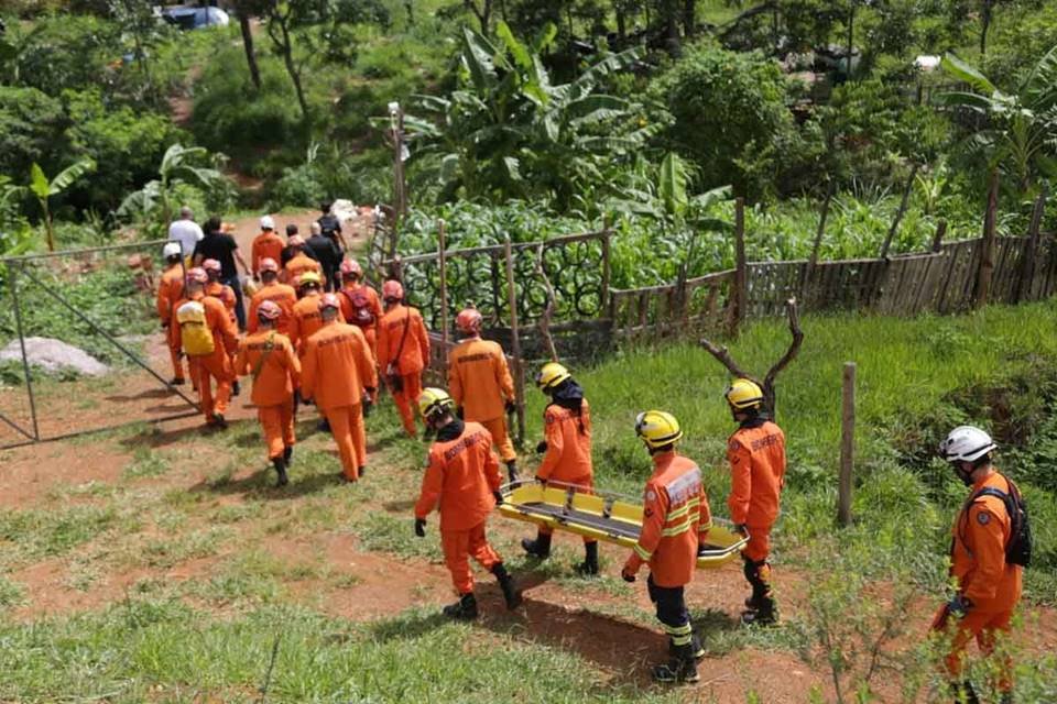 Bombeiros levam corpos de mãe e filhas encontradas mortas em córrego no DF