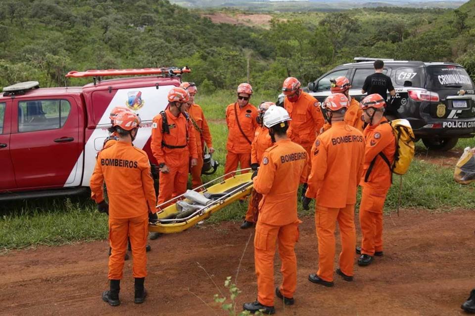 Bombeiros levam corpos de mãe e filhas encontradas mortas em córrego no DF