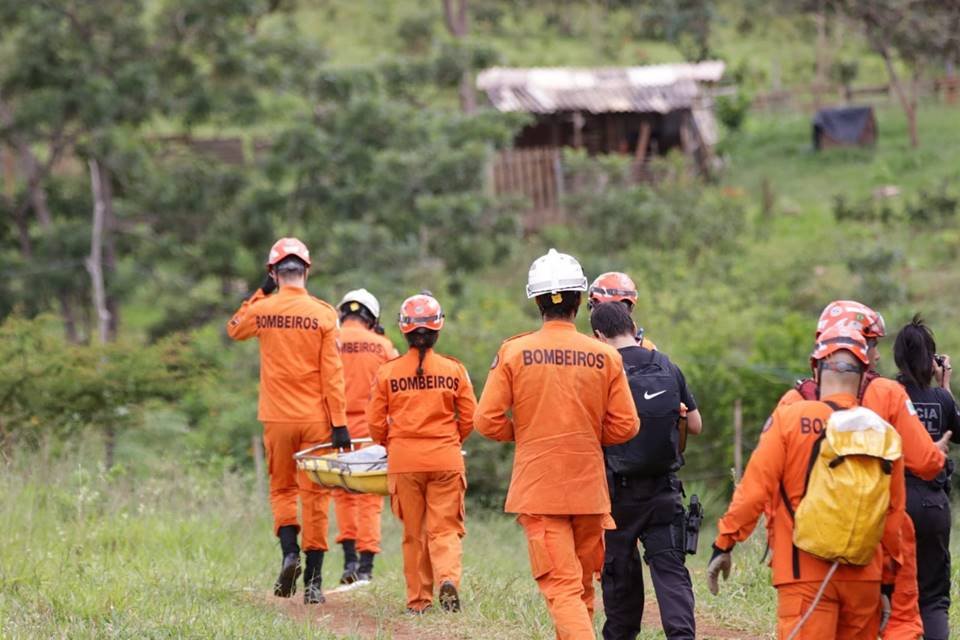 Bombeiros levam corpos de mãe e filhas encontradas mortas em córrego no DF
