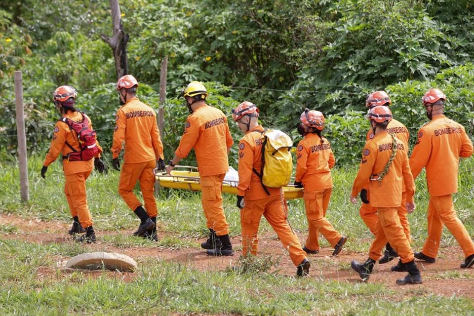 Bombeiros levam corpos de mãe e filhas encontradas mortas em córrego no DF