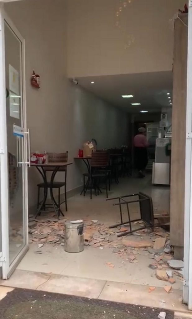 Motorista perde controle e carro invade loja em Águas Claras