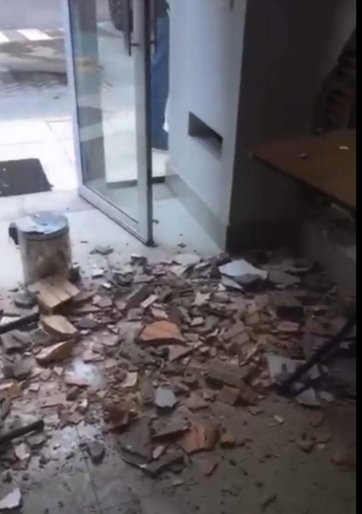 Motorista perde controle e carro invade loja em Águas Claras