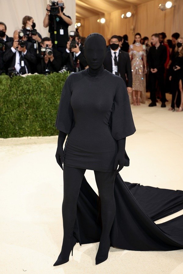 Kim Kardashian usando look todo preto, que cobre o rosto - Metrópoles