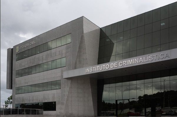 Na imagem colorida, a faixada do Instituto Criminal está em destaque