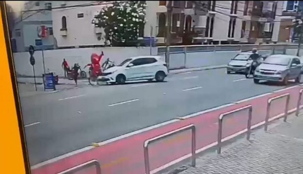 Motoboy é arremessado após colidir com carro e morre no Retão de Manaíra