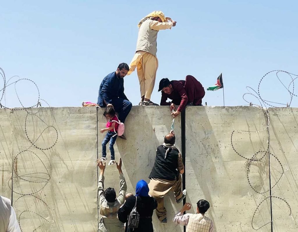 Imagem colorida de refugiados no Afeganistão