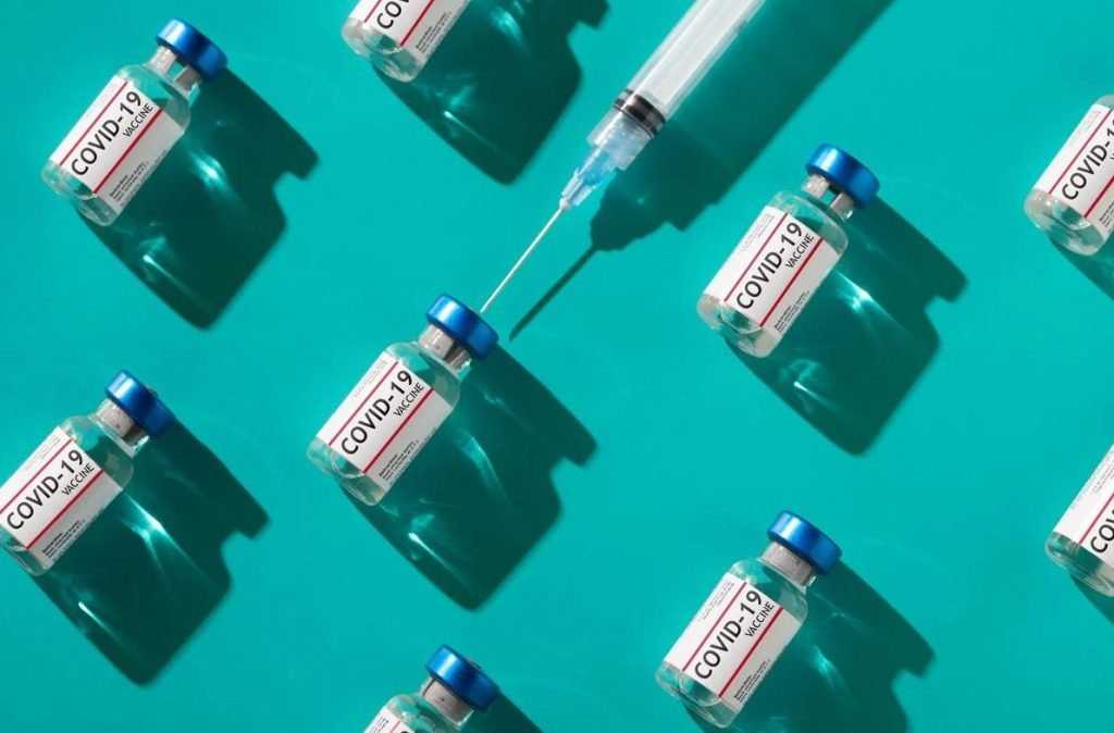 Imagem colorida sobre a vacinação contra a Covid-19