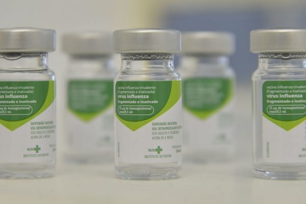 Frascos de vacina com lacre verde