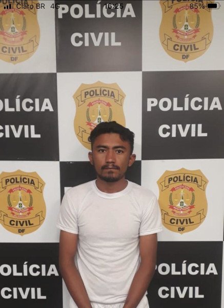 homem em frente de banner da PCDF