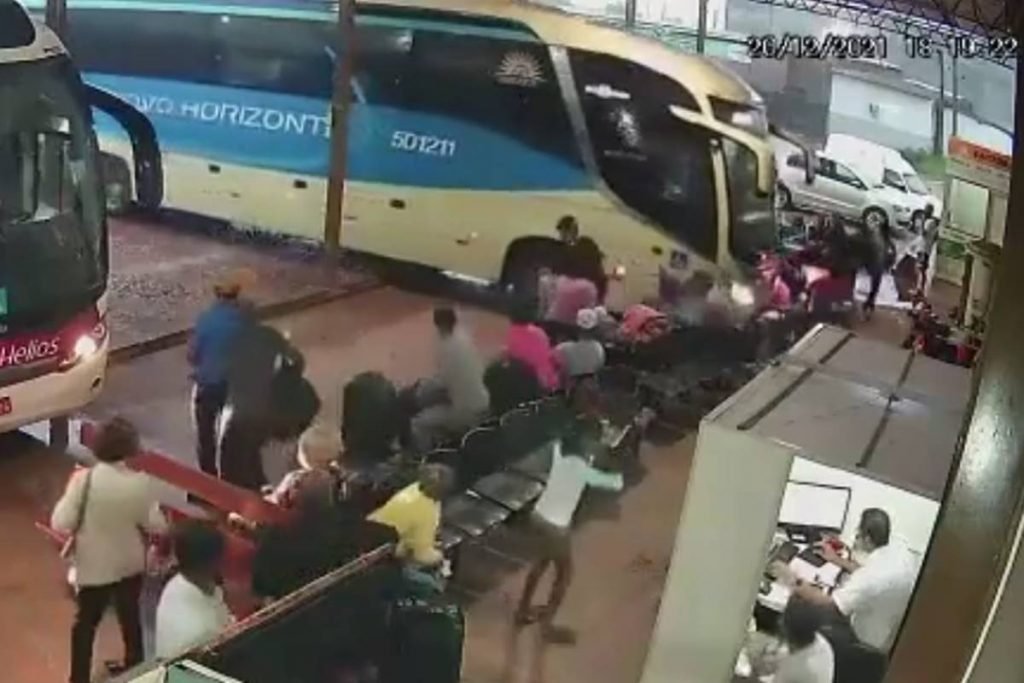 ônibus invade plataforma