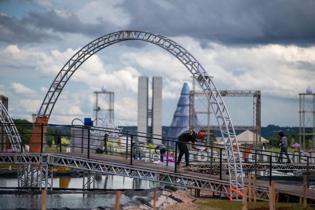 Homens trabalham em construção