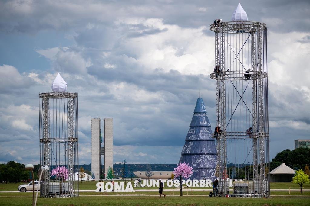 Itens gigantes no gramado da Esplanada