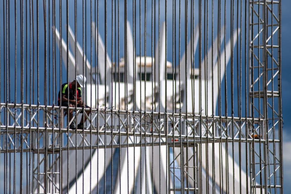 Trabalhador em estrutura de ferro
