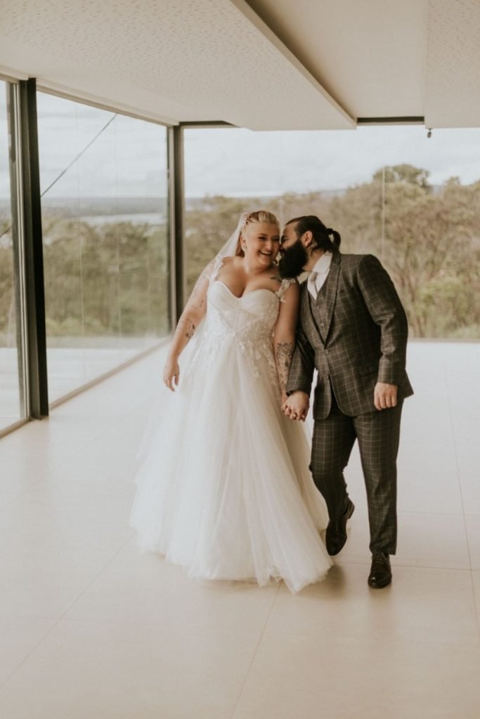 Casal de mãos dadas em paisagem bucólica