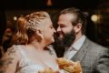 Casal come pastel com caldo de cana em celebração de casamento