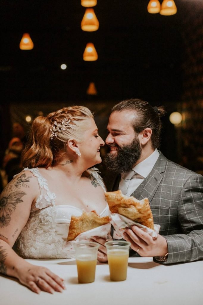 Pastel com caldo de cana: casal comemora união em pastelaria no DF - Veja fotos 8 Pastel com caldo de cana: casal comemora união em pastelaria no DF - Veja fotos