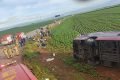 Ônibus tombado em área rural