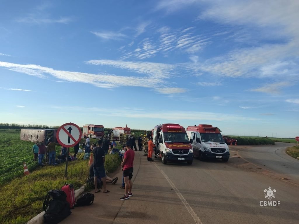 Ônibus tomba e deixa 25 feridos
