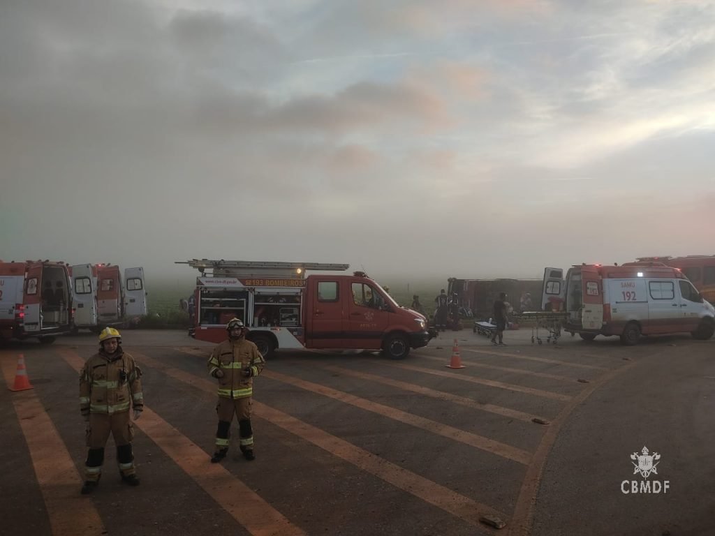 Ônibus tomba e deixa 25 feridos