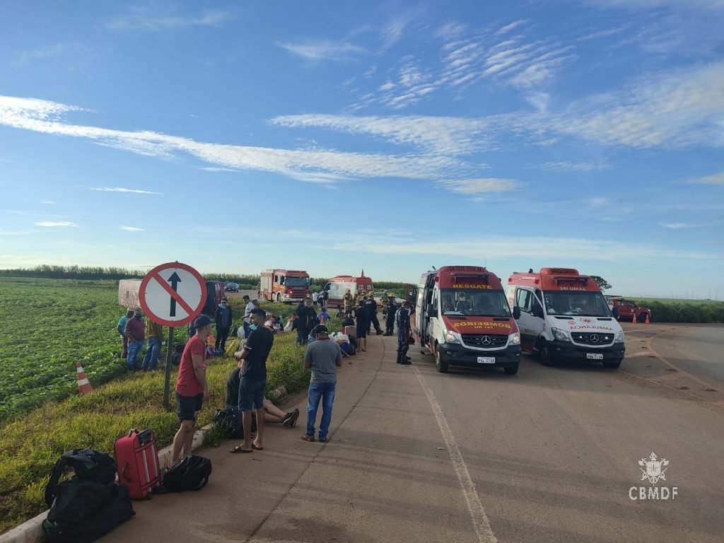 Viaturas do Corpo de Bombeiros e do Samu estacionadas enquanto agentes prestam socorro às vítimas de acidente