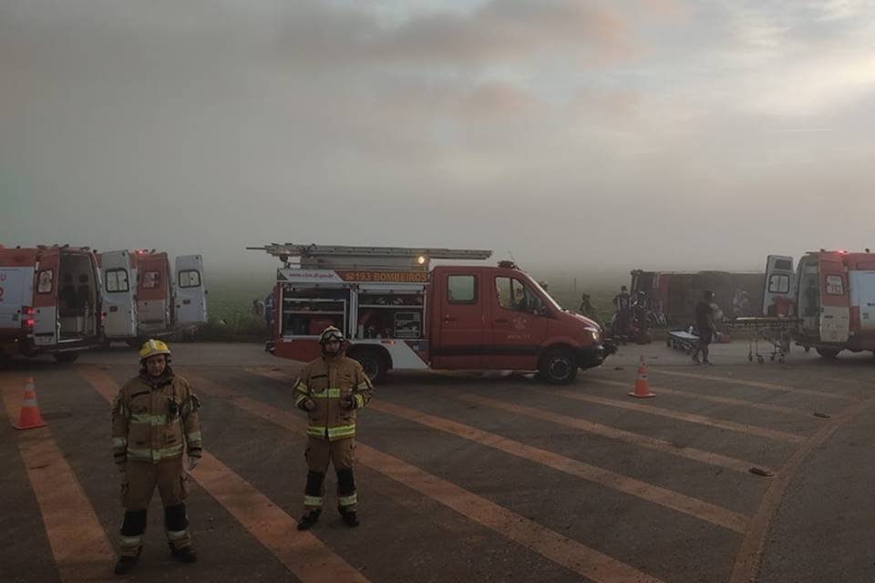 Viatura do Corpo de Bombeiros atravessada na pista, em resgata130