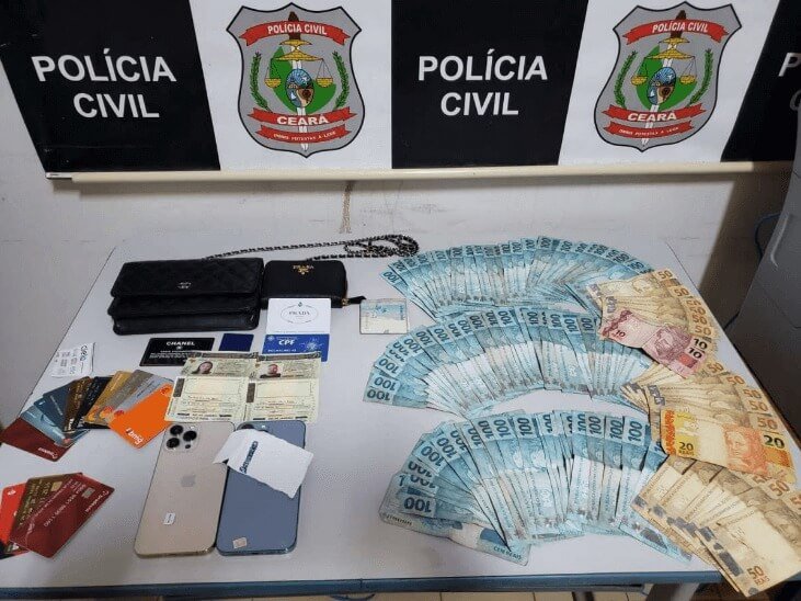 Com os suspeitos foram encontrados documentos falsos, diversos cartões bancários e R$ 9 mil em dinheiro.