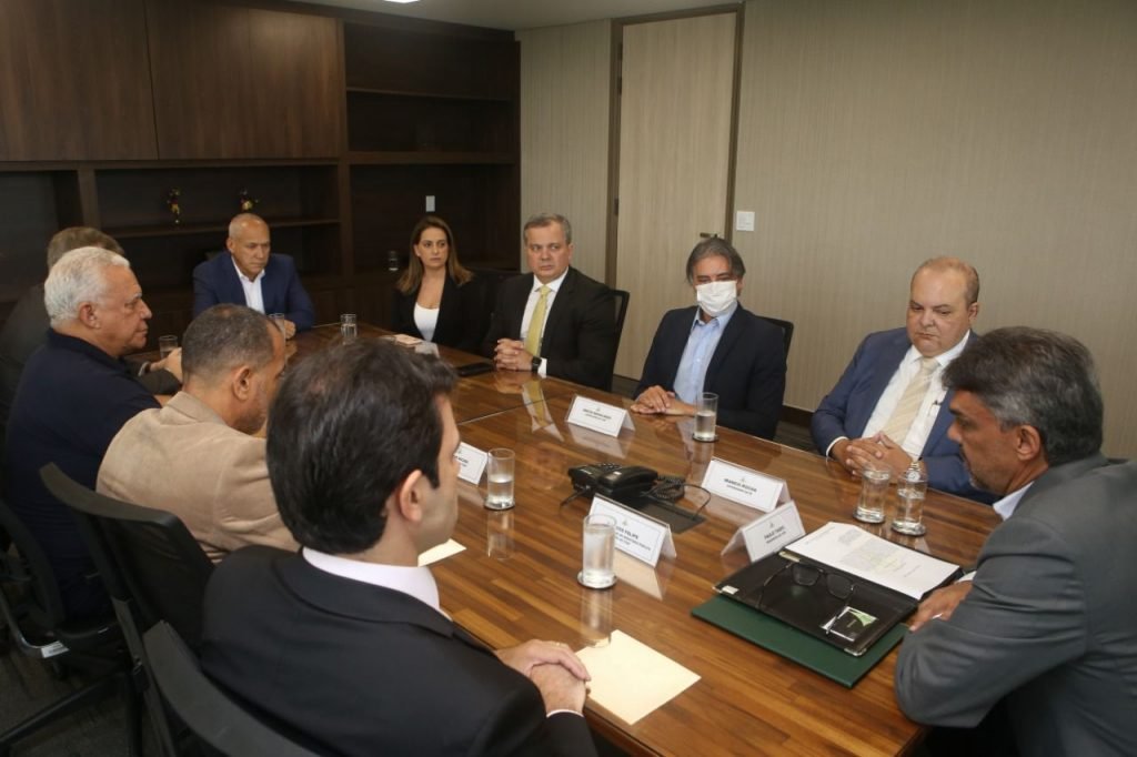 Pessoas de terno sentadas à mesa