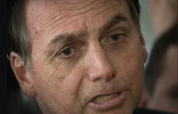 In the color image, President Bolsonaro's face is centered