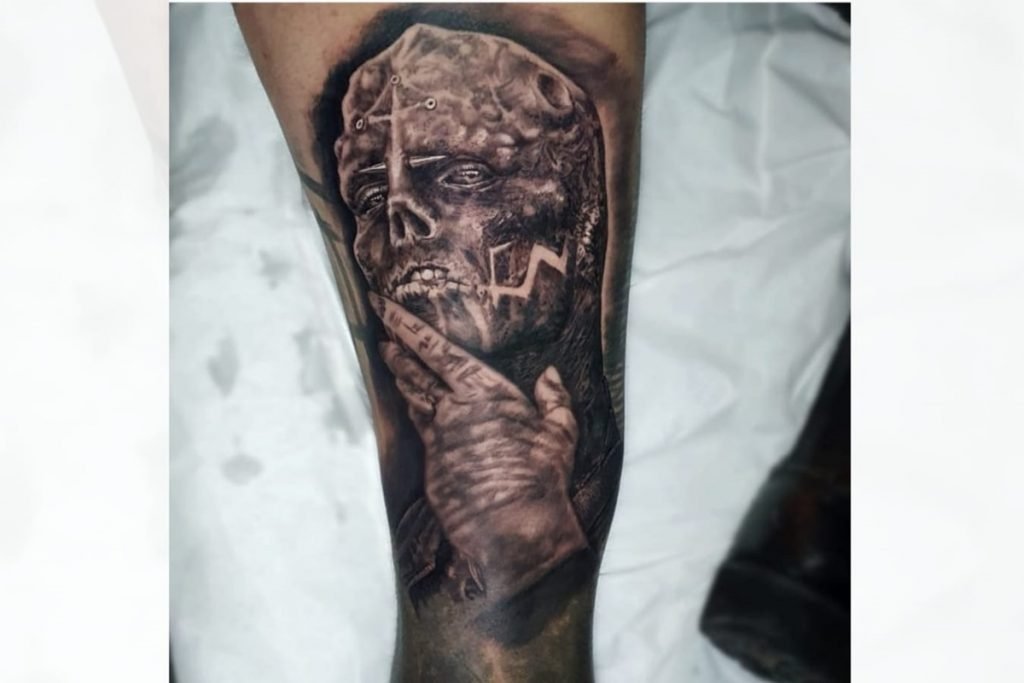 Diabão, que amputou dedo para ter garras, tatua rosto de Black Alien