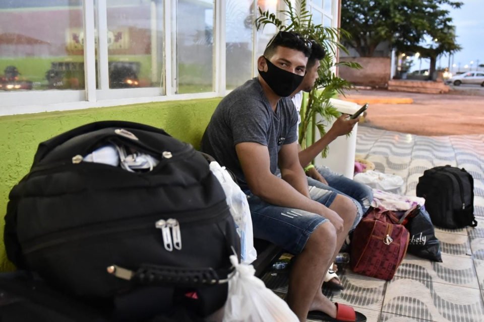homem com bagagens em banco