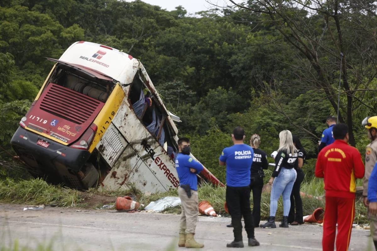 Carro de funerária bate de frente com ônibus e mata motorista em rodovia de  Goiás, Goiás