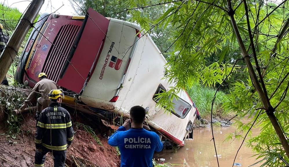 Ônibus cai em córrego após despencar por ribanceira na BR-153 em Aparecida de Goiânia, Goiás