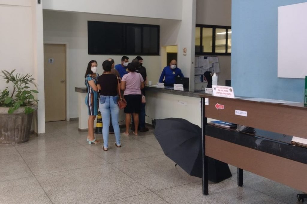 Famílias buscam informações no IML de Aparecida de Goiânia sobre vítimas de acidente com ônibus