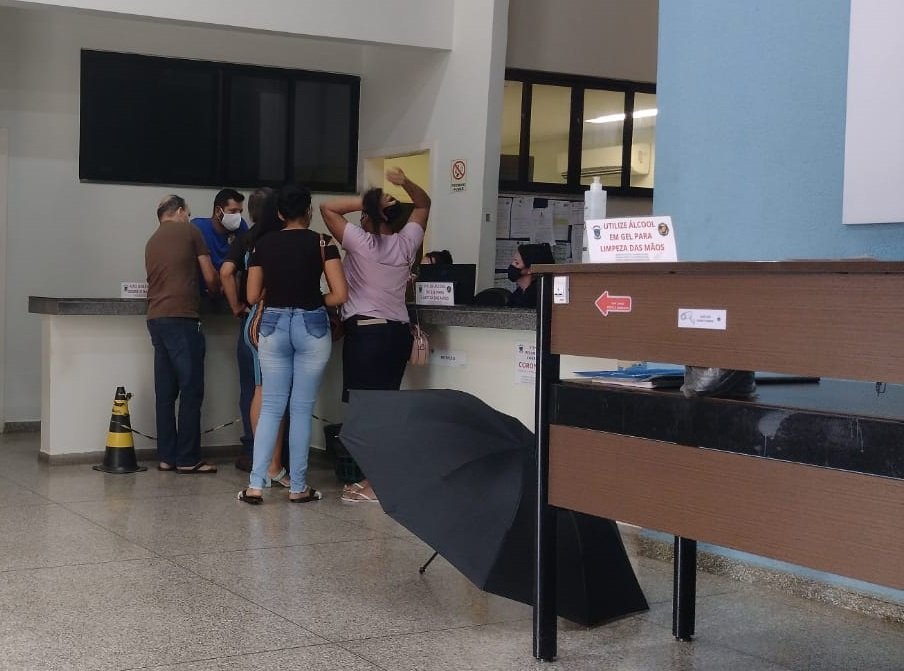 Famílias buscam informações no IML de Aparecida de Goiânia sobre vítimas de acidente com ônibus