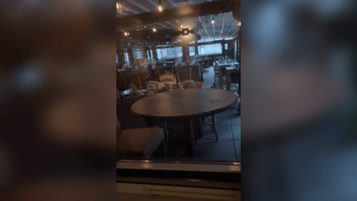Jovem aluga quarto com vista da cidade e descobre estar em restaurante