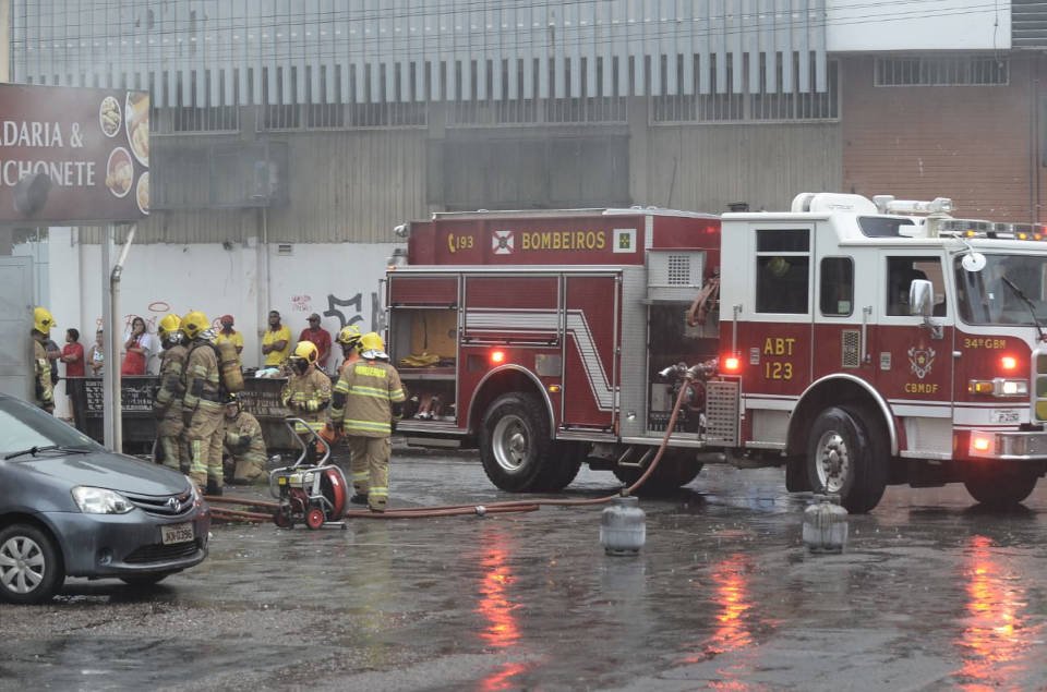caminhão do corpo de bombeiros